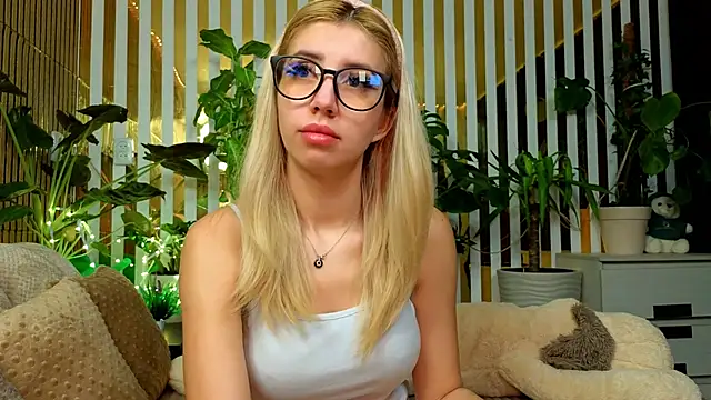 Snapshot of FlowweerGirl chatting on 12/05/25, 09:00 FlowweerGirl online show from 12/05/25, 09:00