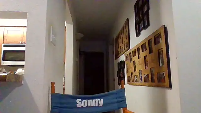 Snapshot of johnnymarino1010 chatting on 12/14/25, 07:51 johnnymarino1010 online show from 12/14/25, 07:51