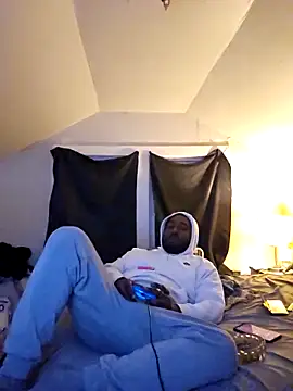 Snapshot of iLOVETRAY96 chatting on 12/16/25, 05:23 iLOVETRAY96 online show from 12/16/25, 05:23