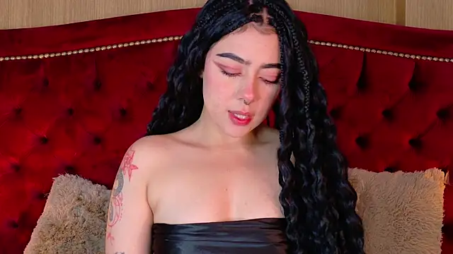 Snapshot of TaniaRedd_ chatting on 12/14/25, 02:11 TaniaRedd online show from 12/14/25, 02:11