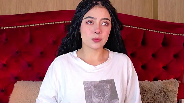 Snapshot of TaniaRedd_ chatting on 12/15/25, 01:37 TaniaRedd online show from 12/15/25, 01:37