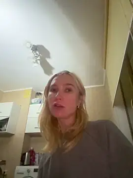 Snapshot of KisJeni chatting on 12/15/25, 09:19 KisJeni online show from 12/15/25, 09:19