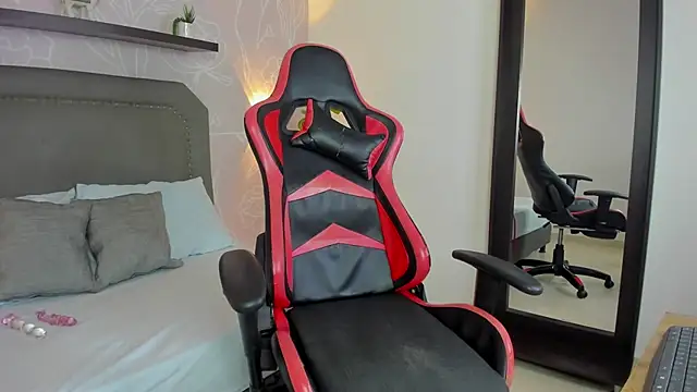 Snapshot of madison_saenzz chatting on 12/15/25, 07:29 madison saenzz online show from 12/15/25, 07:29