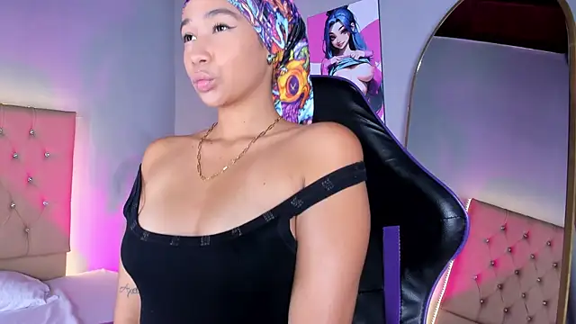 Snapshot of EmmaLawrence_ chatting on 12/15/25, 08:13 EmmaLawrence online show from 12/15/25, 08:13