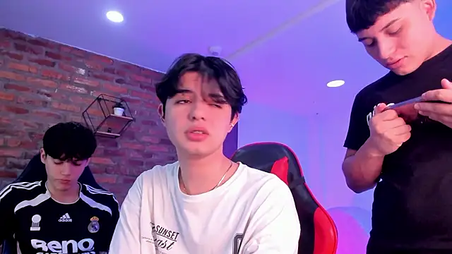 HotThreesoome online show from 03/25/26, 12:44