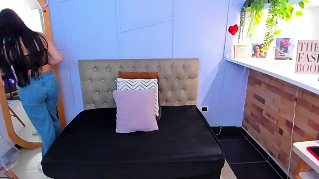 maiterivas online show from 12/15/25, 08:02