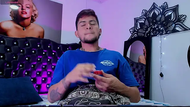 Snapshot of vaalentiino chatting on 12/14/25, 10:25 vaalentiino online show from 12/14/25, 10:25