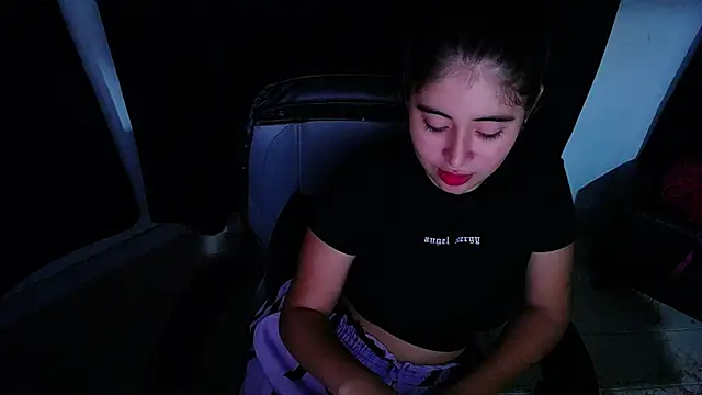 Snapshot of mia_walker22 chatting on 12/18/25, 04:18 mia walker22 online show from 12/18/25, 04:18