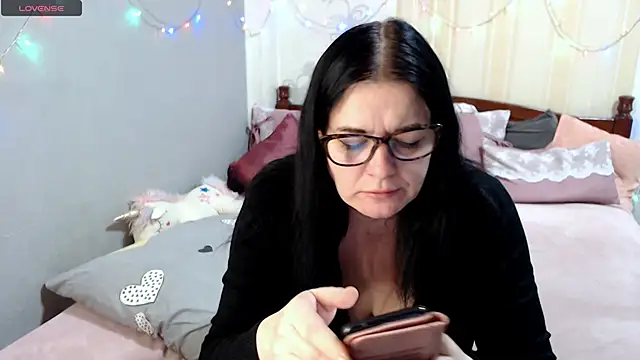 Snapshot of SashaBond chatting on 12/15/25, 10:30 SashaBond online show from 12/15/25, 10:30