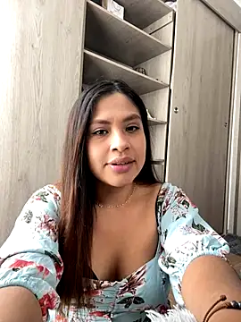 Snapshot of Alana-fox chatting on 12/17/25, 04:57 Alana-fox online show from 12/17/25, 04:57