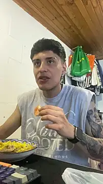 Snapshot of JhonCas44 chatting on 12/14/25, 04:34 JhonCas44 online show from 12/14/25, 04:34