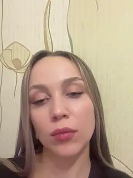 Snapshot of AnnaRow chatting on 12/14/25, 07:29 AnnaRow online show from 12/14/25, 07:29