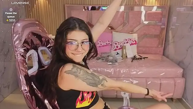 Snapshot of miss_devil_s chatting on 01/10/26, 03:19 miss devil s online show from 01/10/26, 03:19