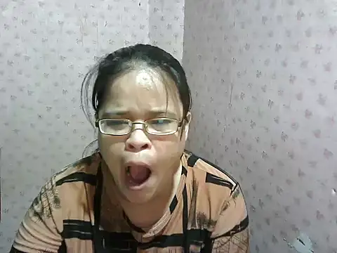 Snapshot of Hotty_babe23 chatting on 12/16/25, 04:12 Hotty babe23 online show from 12/16/25, 04:12