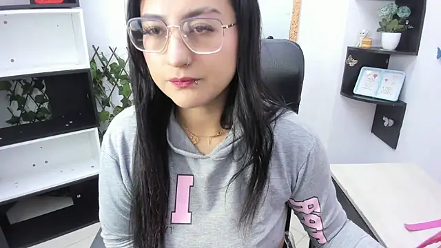 sophi hardd  online show from 02/04/26, 03:07