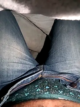 Snapshot of DominantSnowball44 chatting on 12/14/25, 05:40 DominantSnowball44 online show from 12/14/25, 05:40