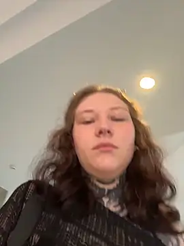 Snapshot of FionaMurr chatting on 12/16/25, 02:05 FionaMurr online show from 12/16/25, 02:05