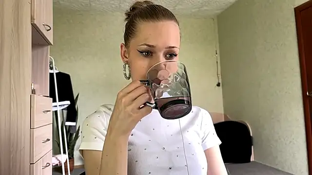 ZaidaSchwarten online show from 06/06/26, 06:29
