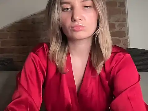 Snapshot of Heiva01 chatting on 12/14/25, 05:07 Heiva01 online show from 12/14/25, 05:07