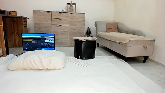 classy medea online show from 04/23/26, 12:23