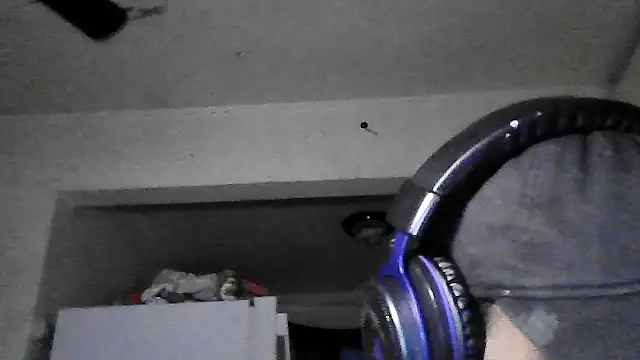 Snapshot of dwick5900 chatting on 12/18/25, 03:29 dwick5900 online show from 12/18/25, 03:29