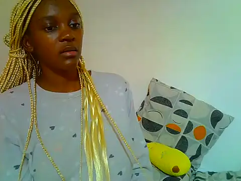 Snapshot of PetiteDoll_06 chatting on 04/25/26, 02:14 PetiteDoll 06 online show from 04/25/26, 02:14