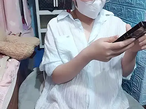 Snapshot of Yumi69 chatting on 12/16/25, 04:12 Yumi69 online show from 12/16/25, 04:12