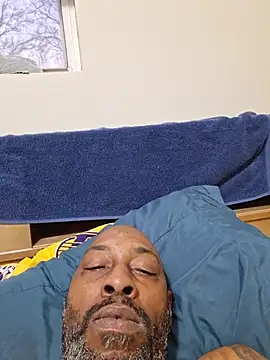 Snapshot of Rizzle9800 chatting on 12/14/25, 01:27 Rizzle9800 online show from 12/14/25, 01:27