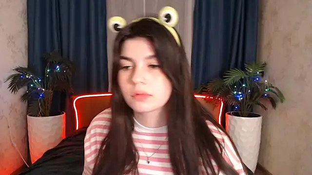 Snapshot of KisaModel chatting on 12/15/25, 10:19 KisaModel online show from 12/15/25, 10:19