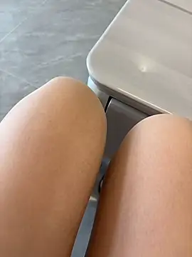 qwe522522 online show from 04/23/26, 04:14