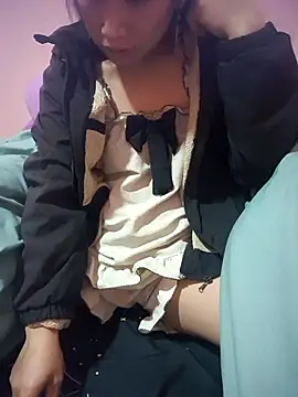 Snapshot of Layyla99 chatting on 12/14/25, 12:54 Layyla99 online show from 12/14/25, 12:54