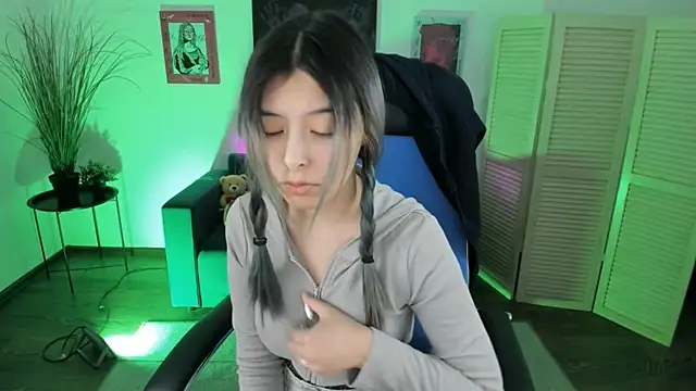 SirenMystiq online show from 12/19/25, 04:14