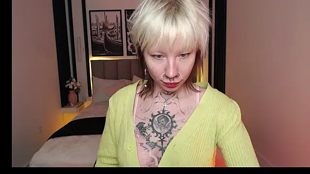 Luna Hurt online show from 12/17/25, 01:39