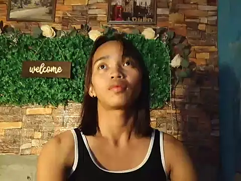 LaurenePh2 online show from 12/21/25, 09:22