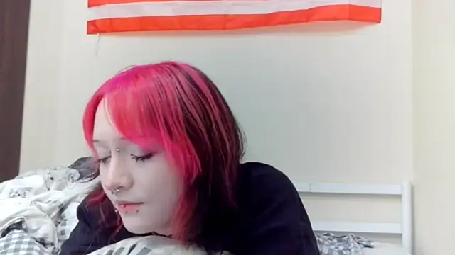 Snapshot of Shine_Luna chatting on 02/17/26, 08:04 Shine Luna online show from 02/17/26, 08:04