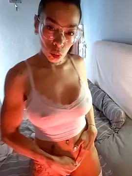 Snapshot of dulcemorela83 chatting on 01/18/26, 01:59 dulcemorela83 online show from 01/18/26, 01:59