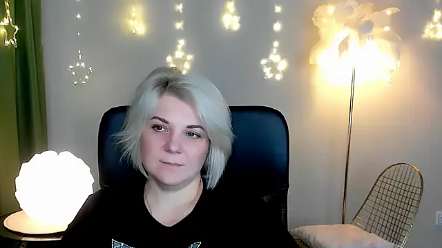 Snapshot of EvaEvals chatting on 12/16/25, 07:24 EvaEvals online show from 12/16/25, 07:24