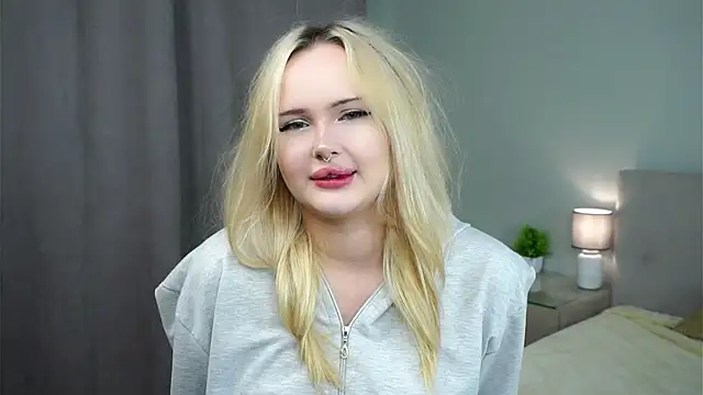 Snapshot of JuanaMessel chatting on 12/15/25, 07:23 JuanaMessel online show from 12/15/25, 07:23