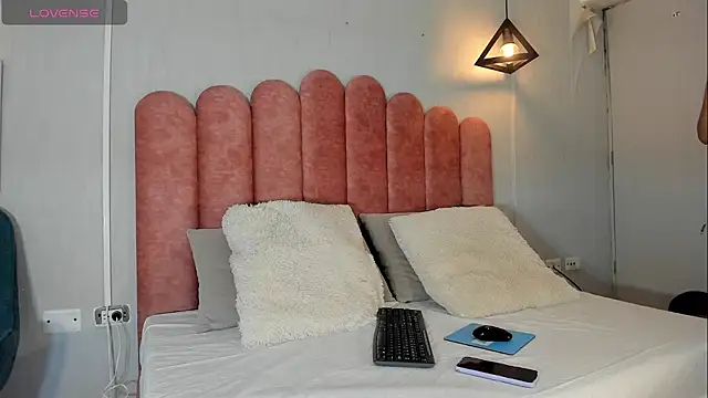 Snapshot of bella_jonnes_ chatting on 12/17/25, 08:26 bella jonnes online show from 12/17/25, 08:26