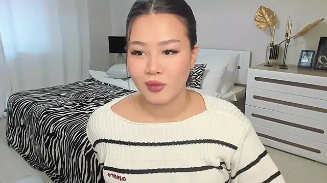 Brunette Charm online show from 02/11/26, 11:15