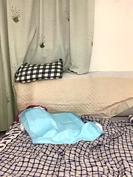 Snapshot of Bess-baby chatting on 12/16/25, 02:00 Bess-baby online show from 12/16/25, 02:00