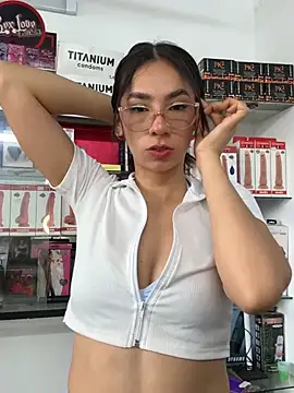 lunaluxury22 online show from 04/23/26, 02:08