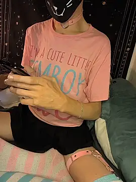 Snapshot of Femboitea-official chatting on 12/15/25, 10:25 Femboitea-official online show from 12/15/25, 10:25