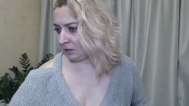Snapshot of sweetpussy13 chatting on 12/10/24, 10:17 sweetpussy13 online show from 12/10/24, 10:17