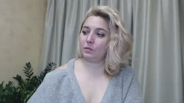 Snapshot of sweetpussy13 chatting on 12/12/24, 07:52 sweetpussy13 online show from 12/12/24, 07:52