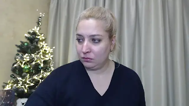 Snapshot of sweetpussy13 chatting on 12/20/24, 06:40 sweetpussy13 online show from 12/20/24, 06:40