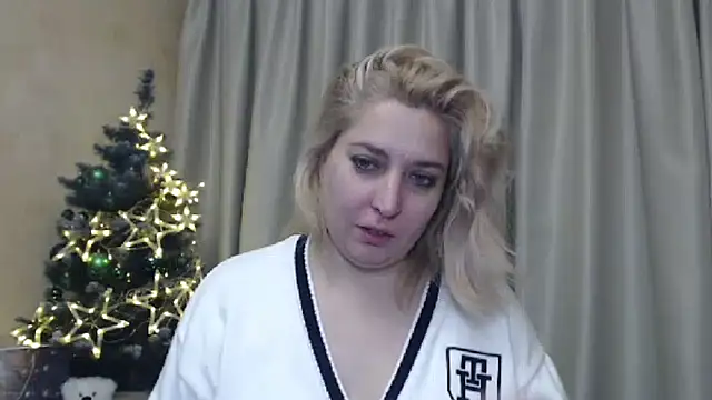Snapshot of sweetpussy13 chatting on 12/25/24, 06:52 sweetpussy13 online show from 12/25/24, 06:52