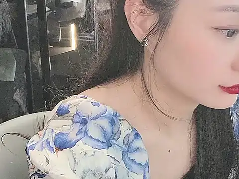 lisachen13 online show from 12/15/25, 07:01