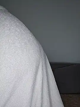 Lovebackground online show from 02/08/25, 11:22