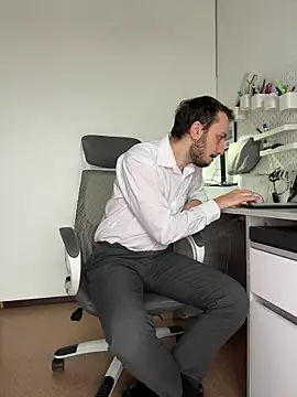 Lovebackground online show from 03/04/26, 08:42